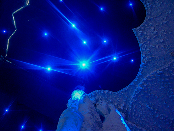 Оформление потолка солевой пещеры точечным светом