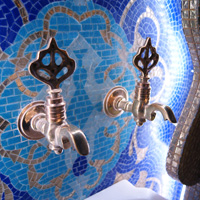 Имеется множество вариантов декоративных кранов, стилизованных под турецкие краны 15-16 веков. Создается впечатление роскоши в турецком гареме.