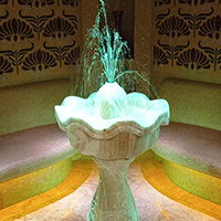 Мраморный декоратиный фонтан внутри бани с цветной оптоволоконной подсветкой