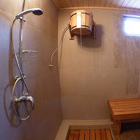 Экстримальный душ в помывочной перед баней