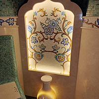 Декоративное панно из художественной мозаики в богатом восточном исполнении с цветной подсветкой и светильник с подсветкой в восточном исполнении