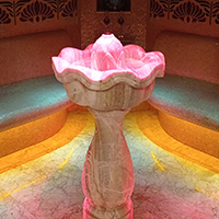 Мраморный декоратиный фонтан внутри бани с цветной оптоволоконной подсветкой