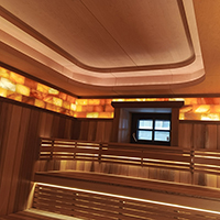 Комбинированная отделка кедром, потолок из специальных панелей ROHOL для сауны, по периметру декоративные панели из гималайской соли с подсветкой