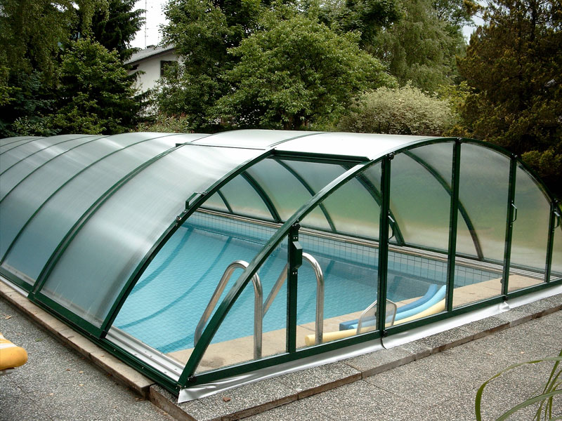 Крыша для бассейна на даче - плюсы и минусы